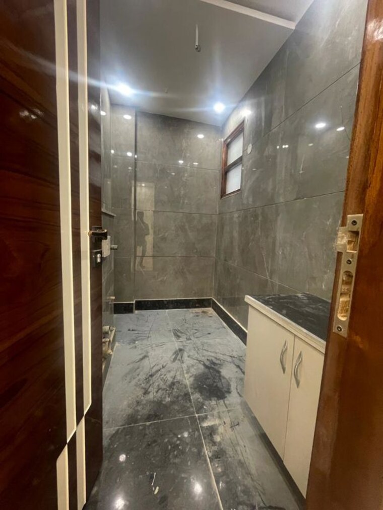 Bathroom, prashant vihar 3 Bedroom 100 Sq.Yd. Builder Floor In Prashant Vihar Delhi 10417860