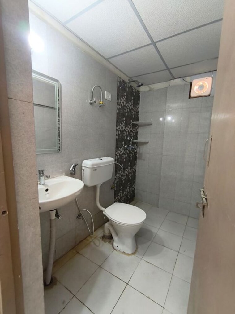 Bathroom, pareena-om-apartments 2 Bedroom 671 Sq.Ft. Apartment In Sector 112 Gurgaon 10417967