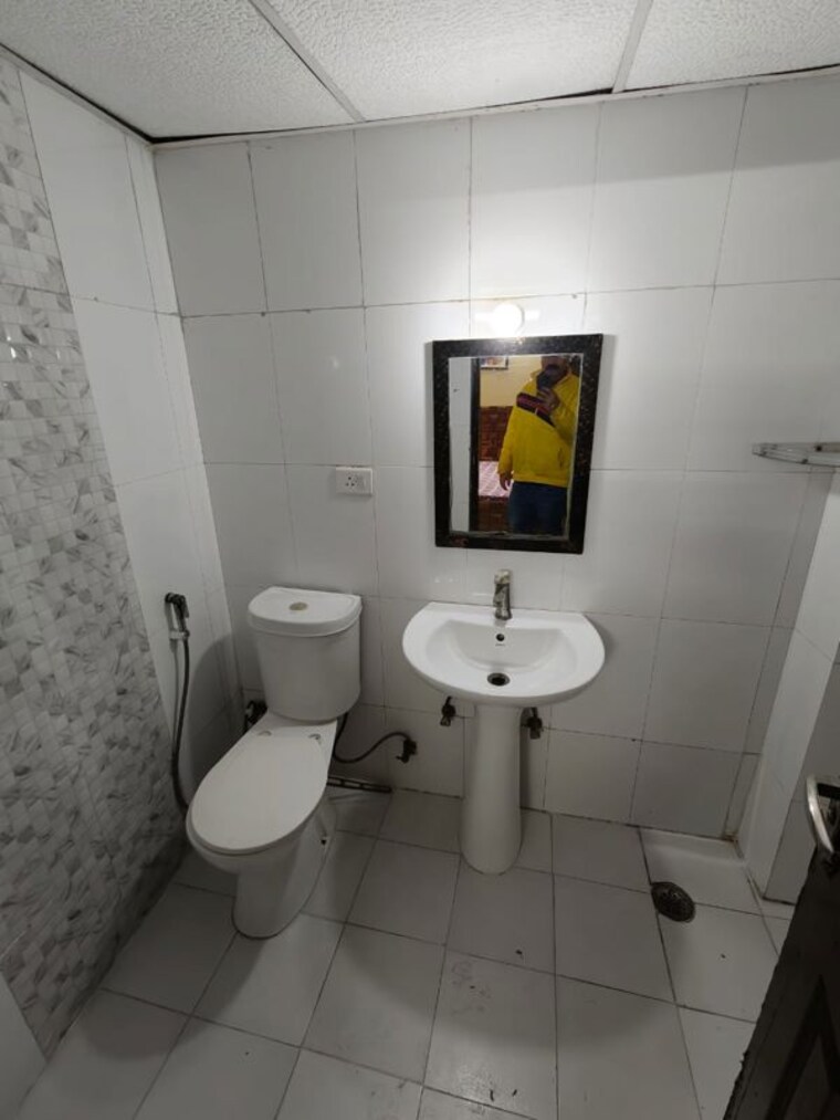 Bathroom, antriksh-golf-view-ii 3 Bedroom 1345 Sq.Ft. Apartment In Sector 78 Noida 10417971