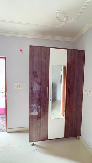 Room in 1 BHK Builder Floor at Dlf City Phase 3 – for Rent