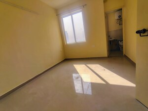 Room in 2 BHK Apartment at Signature Global Prime, Sector 63a – for Rent