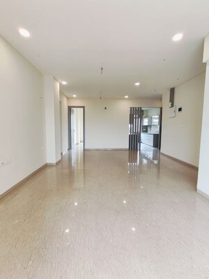 Room in 4 BHK Apartment at Avron V, Chembur – for Rent