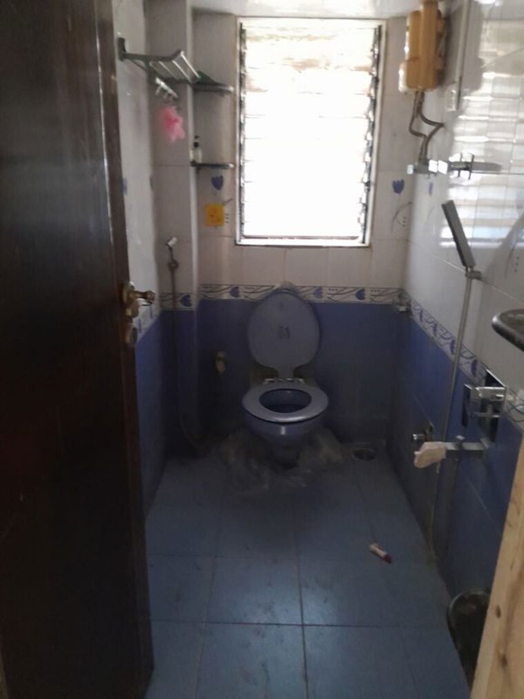 Bathroom, borivali east 1 Bedroom 450 Sq.Ft. Apartment In Borivali East Mumbai 10418213