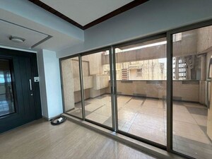 Room in 5 BHK Apartment at Lower Parel West – for Sale