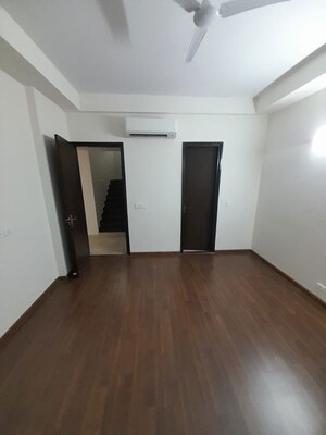 Room in 4 BHK Apartment at BPTP Mansions Park Prime, Sector 66 – for Sale