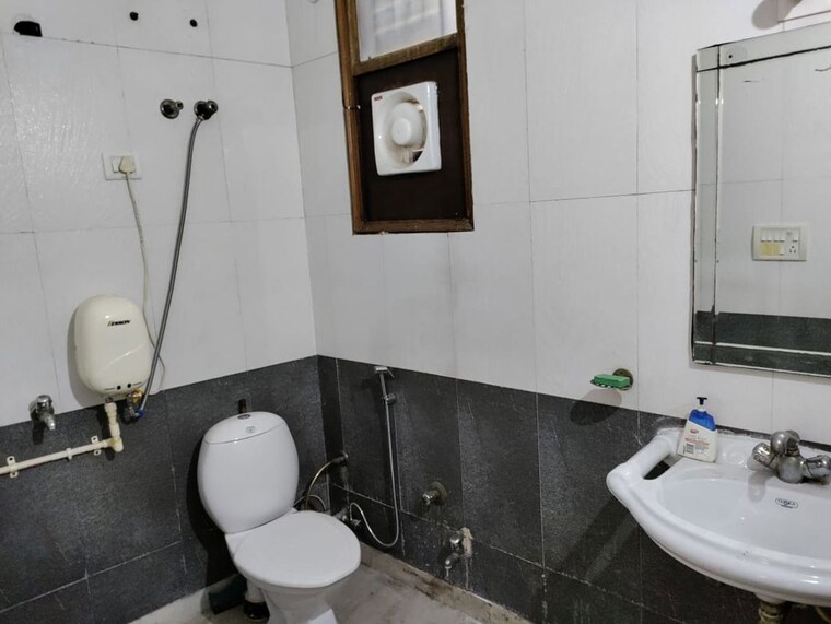 Bathroom, west patel nagar 1 RK 25 Sq.Yd. Builder Floor In West Patel Nagar Delhi 10418290