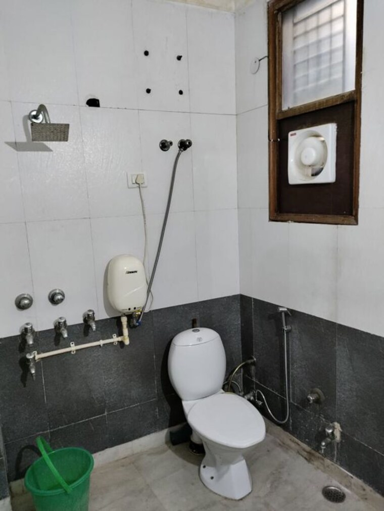Bathroom, west patel nagar 1 RK 25 Sq.Yd. Builder Floor In West Patel Nagar Delhi 10418290