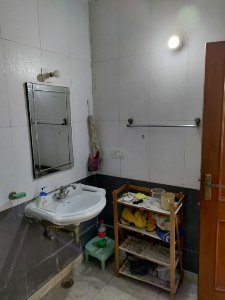 Bathroom, west patel nagar 1 RK 25 Sq.Yd. Builder Floor In West Patel Nagar Delhi 10418290