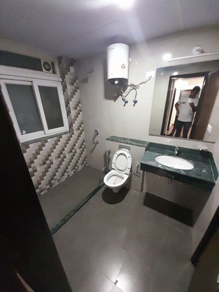 Bathroom, bptp-mansions-park-prime 4 Bedroom 3000 Sq.Ft. Apartment In Sector 66 Gurgaon 10418307