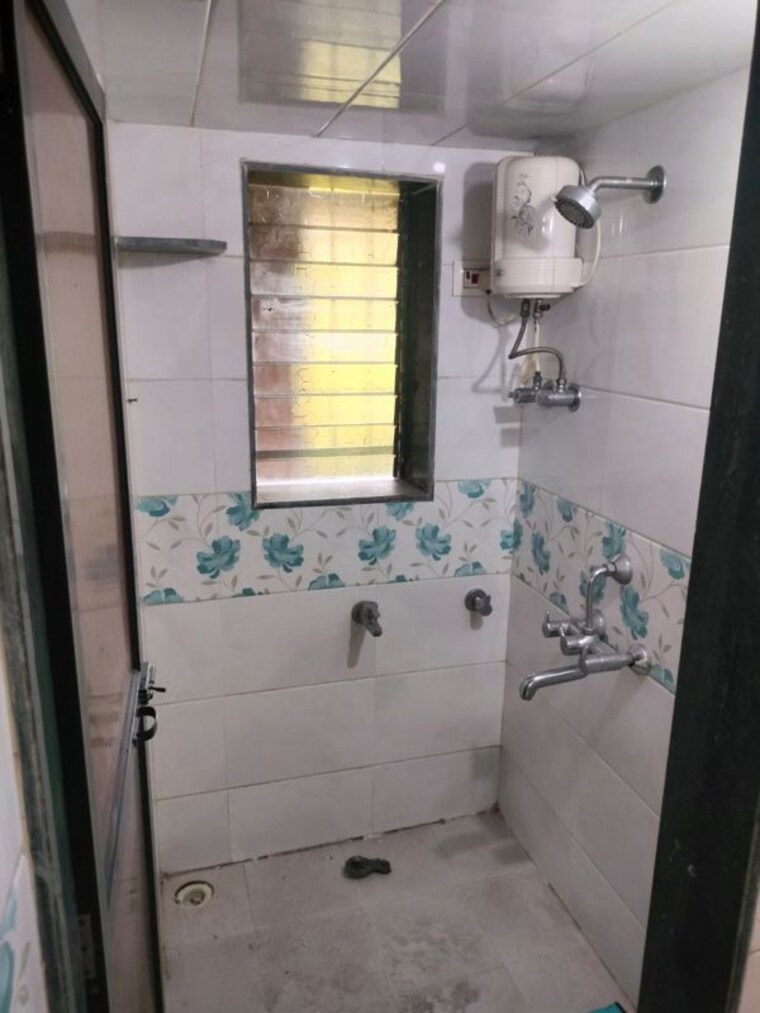 Bathroom, brindaban-mathura-chs 2 Bedroom 770 Sq.Ft. Apartment In Vrindavan Society Thane 10418306