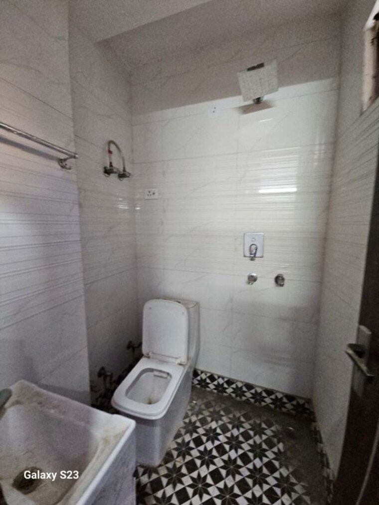Bathroom, west patel nagar 2 Bedroom 100 Sq.Ft. Builder Floor In West Patel Nagar Delhi 10418397