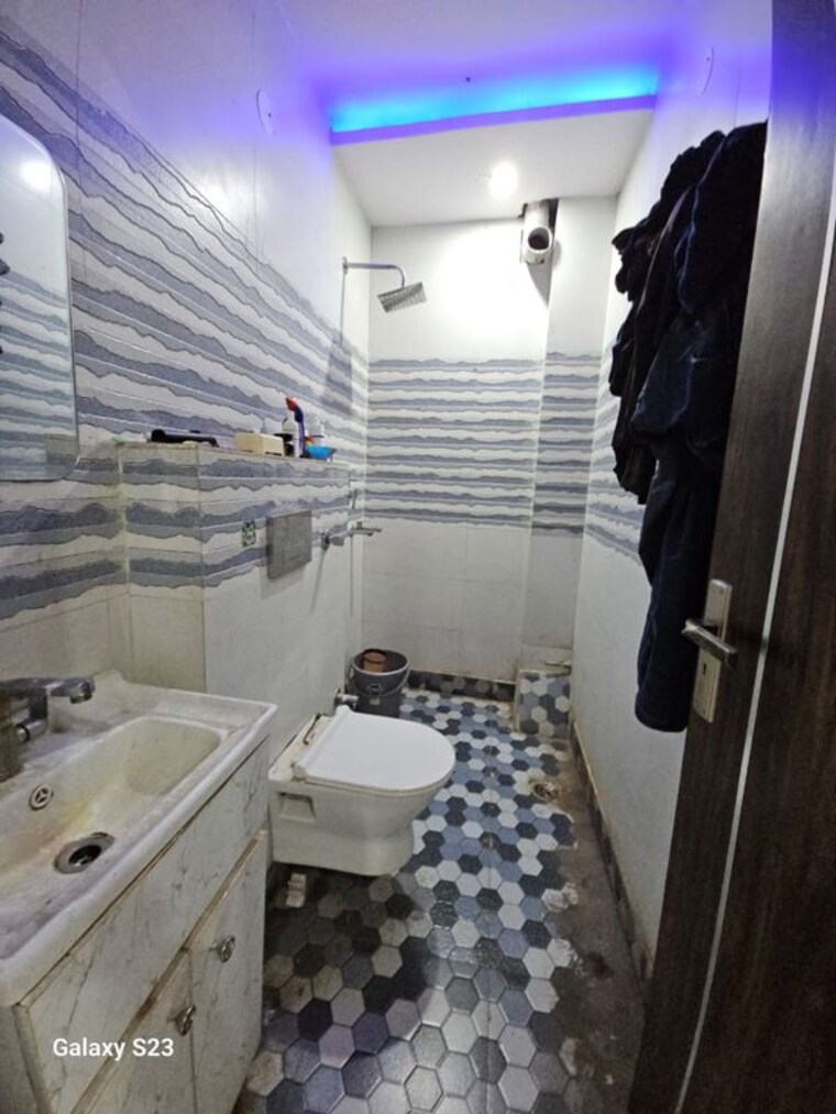 Bathroom, west patel nagar 2 Bedroom 100 Sq.Ft. Builder Floor In West Patel Nagar Delhi 10418397
