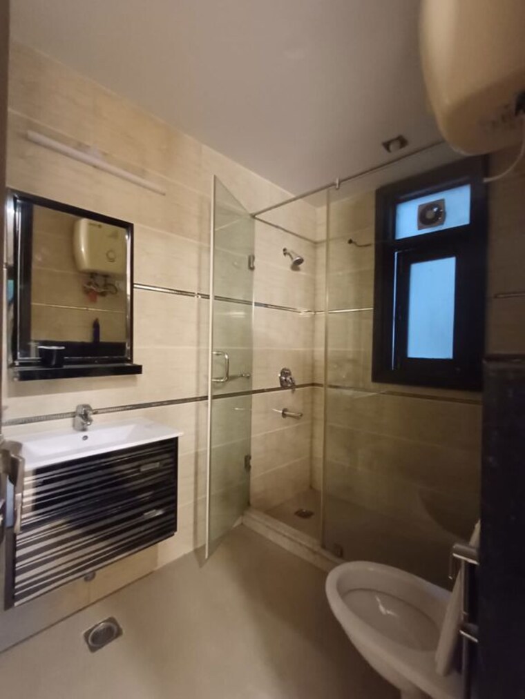 Bathroom, sarvodaya enclave 3 Bedroom 200 Sq.Yd. Builder Floor In Sarvodaya Enclave Delhi 10418403