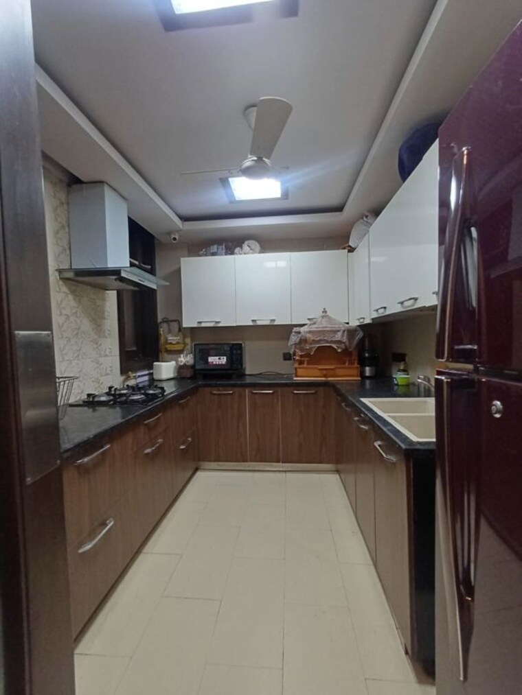 Kitchen, sarvodaya enclave 3 Bedroom 200 Sq.Yd. Builder Floor In Sarvodaya Enclave Delhi 10418403