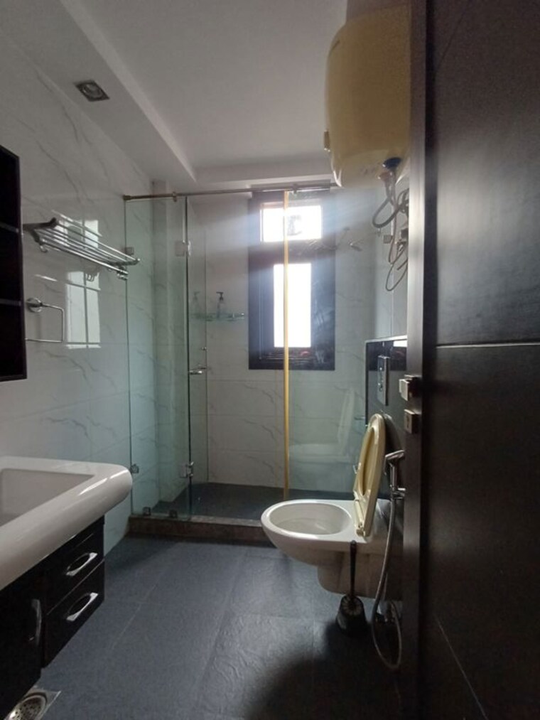 Bathroom, sarvodaya enclave 3 Bedroom 200 Sq.Yd. Builder Floor In Sarvodaya Enclave Delhi 10418403