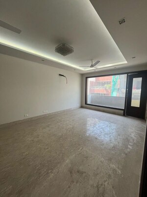 Room in 3 BHK Builder Floor at Navjeevan Vihar – for Sale