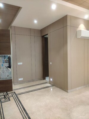 Building Lobby in 3.5 BHK Builder Floor at Navjeevan Vihar – for Sale