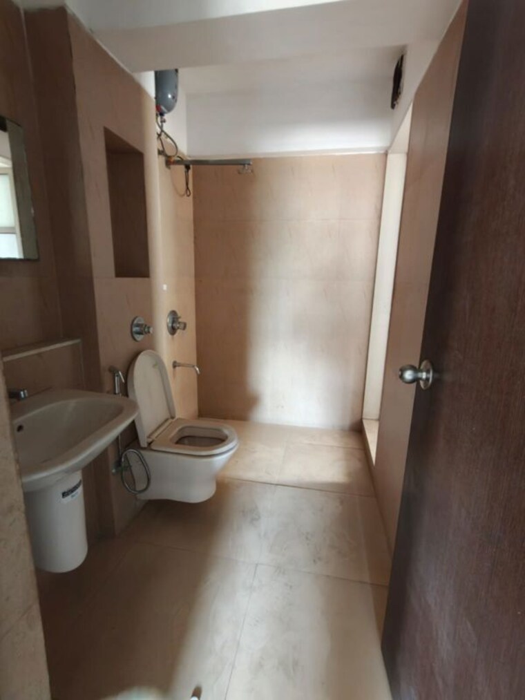 Bathroom, lodha-splendora 3 Bedroom 840 Sq.Ft. Apartment In Ghodbunder Road Thane 10418476