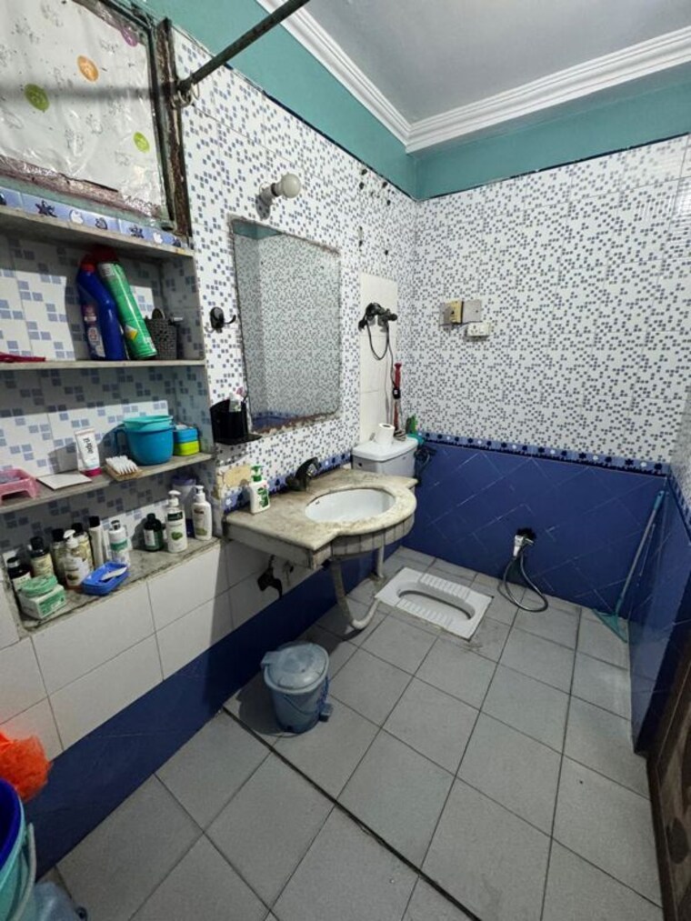 Attached Bathroom, shipra-suncity 2 Bedroom 950 Sq.Ft. Apartment In Vaibhav Khand Ghaziabad 10413335
