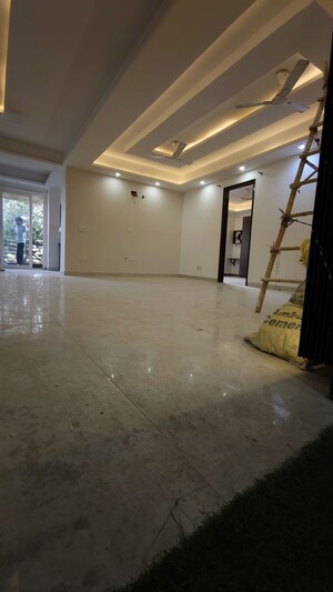 Room in 3 BHK Builder Floor at Saket – for Rent