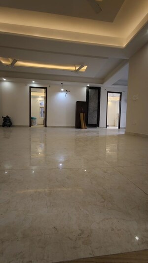 Room in 3 BHK Builder Floor at Saket – for Rent