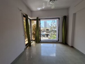 Room in 2 BHK Apartment at Kandivali West – for Rent