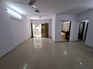 Room in 2 BHK Apartment at Kandivali West – for Rent