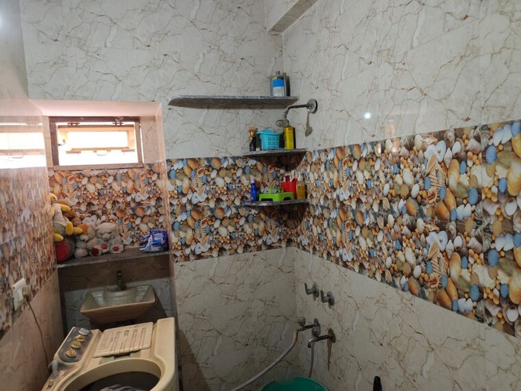 Bathroom, patparganj 3.5 Bedroom 1500 Sq.Ft. Apartment In Patparganj Delhi 10397553