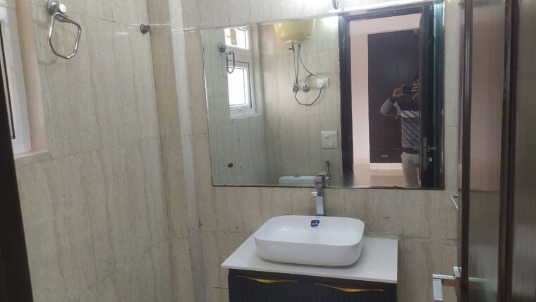 Bathroom, safdarjung enclave 4 Bedroom 400 Sq.Yd. Builder Floor In Safdarjung Enclave Delhi 10418624