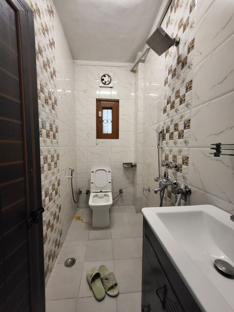 Bathroom, malviya nagar 2 Bedroom 100 Sq.Yd. Builder Floor In Malviya Nagar Delhi 10418636
