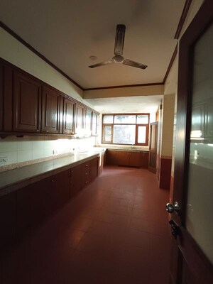 Kitchen in 6+ BHK Villa at Dlf Phase I – for Rent