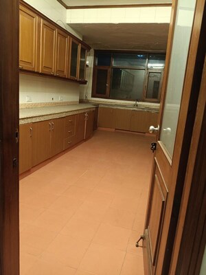 Room in 6+ BHK Villa at Dlf Phase I – for Rent