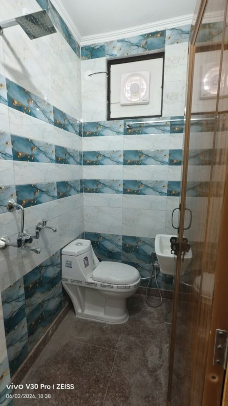 Bathroom, shakarpur 2 Bedroom 50 Sq.Yd. Builder Floor In Shakarpur Delhi 10418649