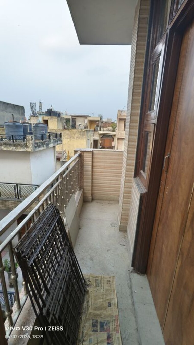 Balcony, shakarpur 2 Bedroom 50 Sq.Yd. Builder Floor In Shakarpur Delhi 10418649