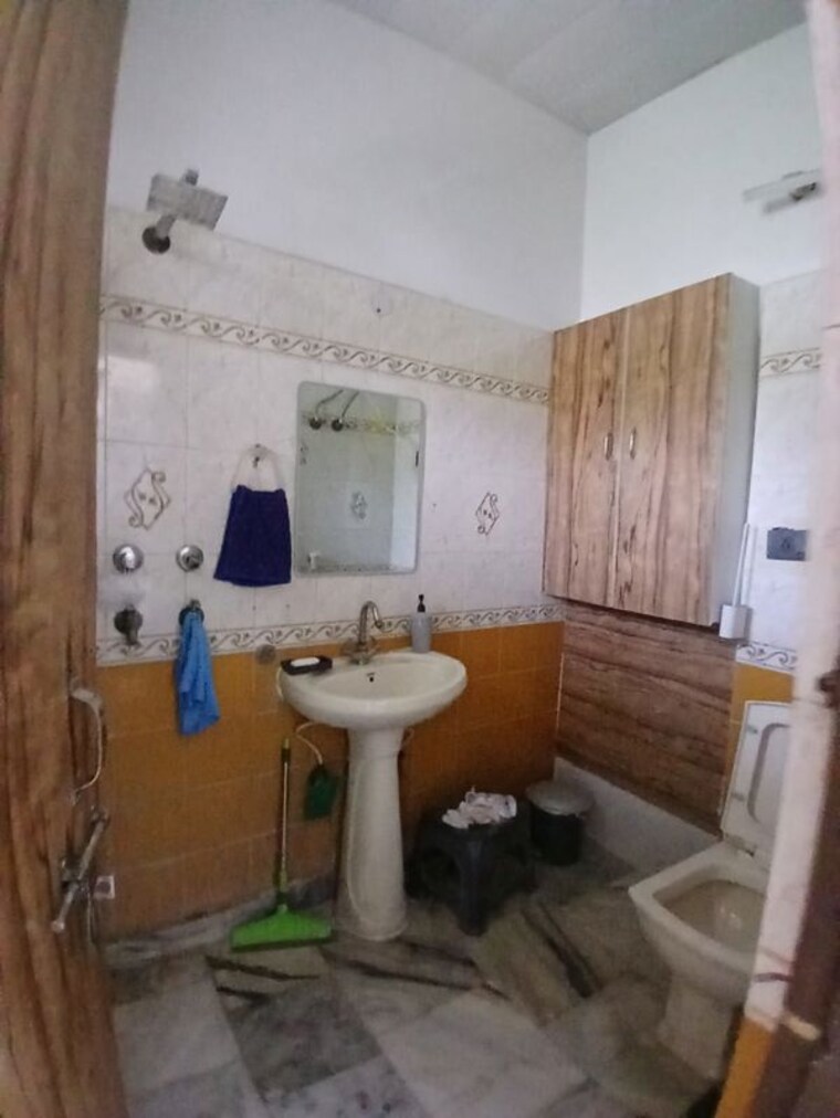 Bathroom, spring field colony 3 Bedroom 1250 Sq.Ft. Builder Floor In Spring Field Colony Faridabad 10418656