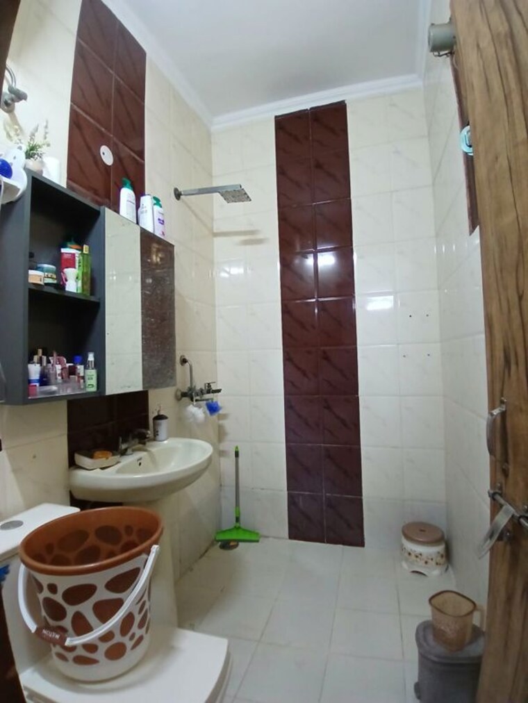Bathroom, spring field colony 3 Bedroom 1250 Sq.Ft. Builder Floor In Spring Field Colony Faridabad 10418656