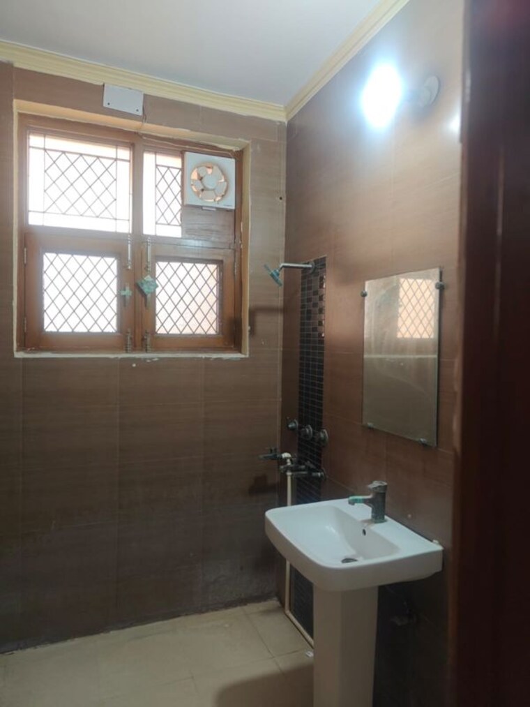 Bathroom, spring field colony 3 Bedroom 1200 Sq.Ft. Builder Floor In Spring Field Colony Faridabad 10418675