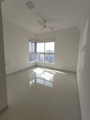 Room in 4 BHK Apartment at Wadhwa Pristine, Matunga West – for Sale