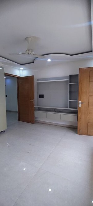 Room in 3 BHK Builder Floor at Sector 85 – for Rent