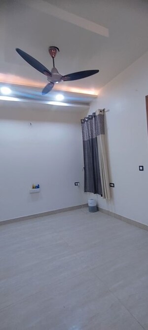 Room in 4 BHK Builder Floor at Sector 37 – for Rent