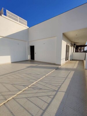 Room in 3 BHK Villa at Central Park Flower Valley Aqua Front Towers, Sohna Sector 33 – for Rent