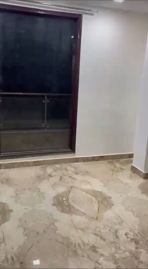 Room in 3.5 BHK Builder Floor at Dlf Phase ii – for Rent