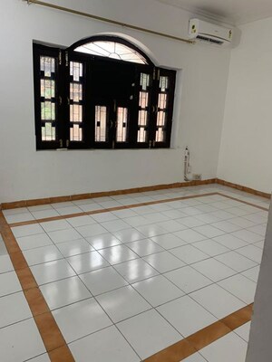Room in 3.5 BHK Builder Floor at Dlf Phase ii – for Rent
