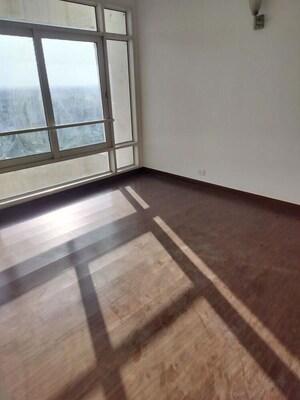 Room in 3 BHK Apartment at Jaypee Greens Pavilion Court, Sector 128 – for Rent