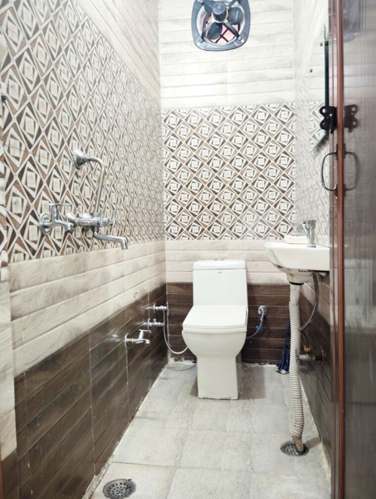 Washroom, jyoti park 3 Bedroom 1350 Sq.Ft. Independent House In Jyoti Park Gurgaon 10418738