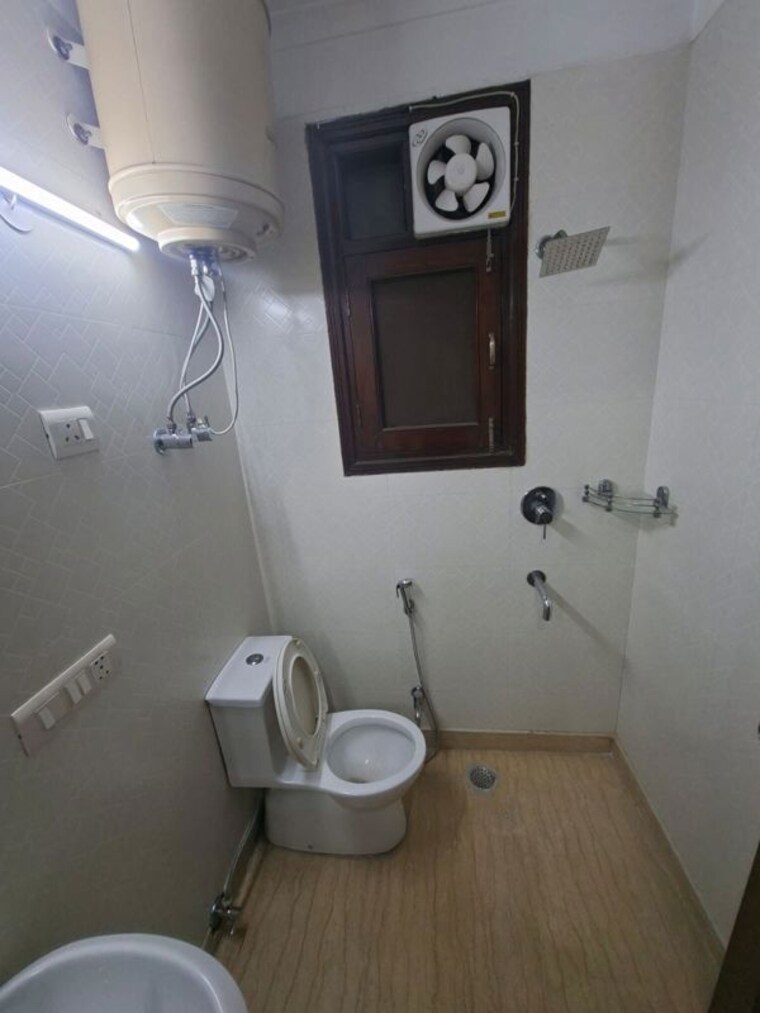 Bathroom, kailash colony 3 Bedroom 1500 Sq.Ft. Builder Floor In Kailash Colony Delhi 10418766