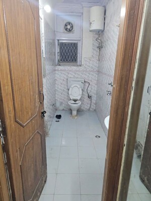 Bathroom in 1 BHK Builder Floor at Dlf City Phase 3 – for Rent