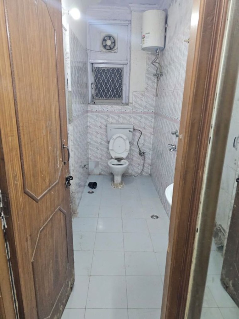 Bathroom, dlf city phase 3 1 Bedroom 120 Sq.Yd. Builder Floor In Dlf City Phase 3 Gurgaon 10418773