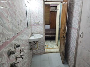 Bathroom in 1 BHK Builder Floor at Dlf City Phase 3 – for Rent