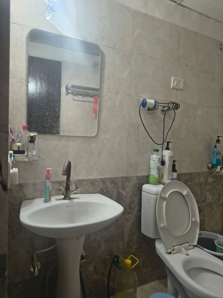 Bathroom, sector 82 2.5 Bedroom 1180 Sq.Ft. Apartment In Sector 82 Noida 10418778